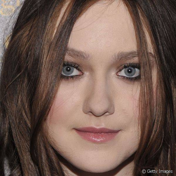 Durante sua fase morena, em 2012, Dakota se sentiu mais livre para usar sombra preta nos olhos sem causar um contraste muito chocante no rosto